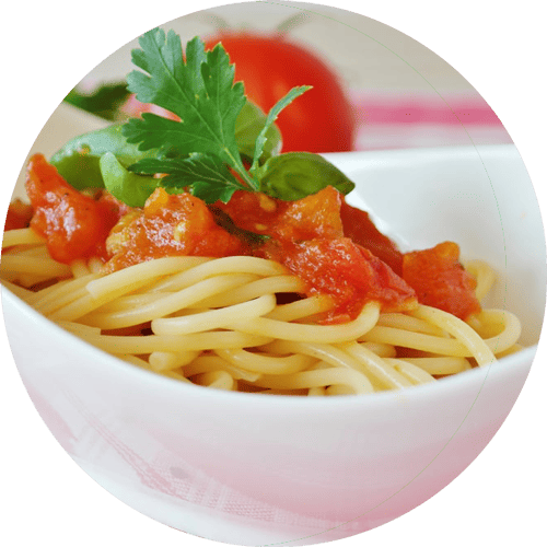 Das Foto zeigt verlockende Pasta mit frischen Tomaten und dient als kreativen Button zu der Speisekarte mit vegetarischen und Fisch-Gerichten.