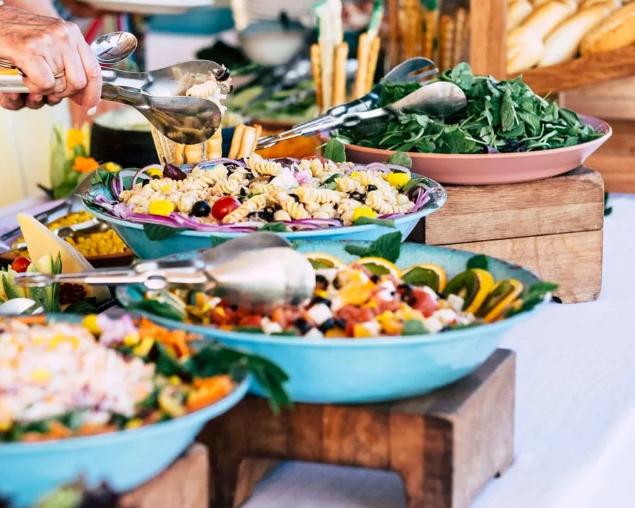 Das Bild zeigt ein buntes Buffet.