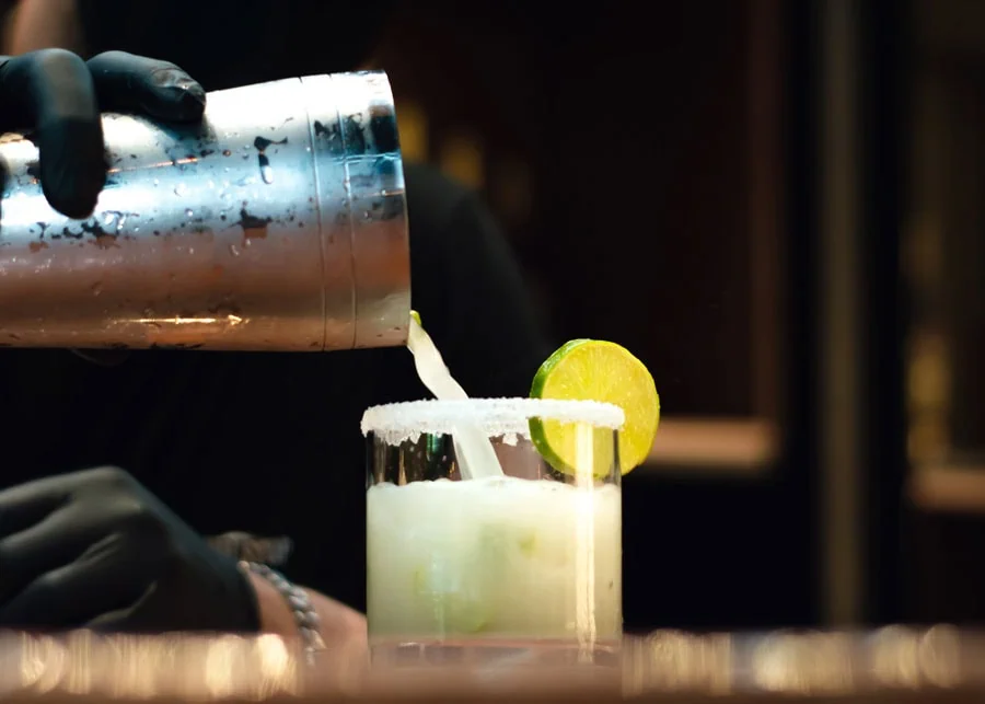 Das Bild zeigt ein wie ein Cocktail zubereitet wird.
